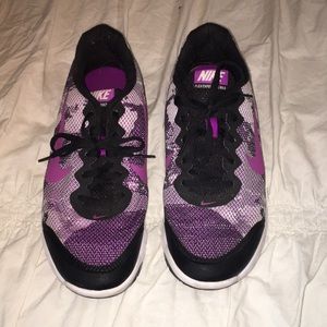 Size 9 Nike running shoes